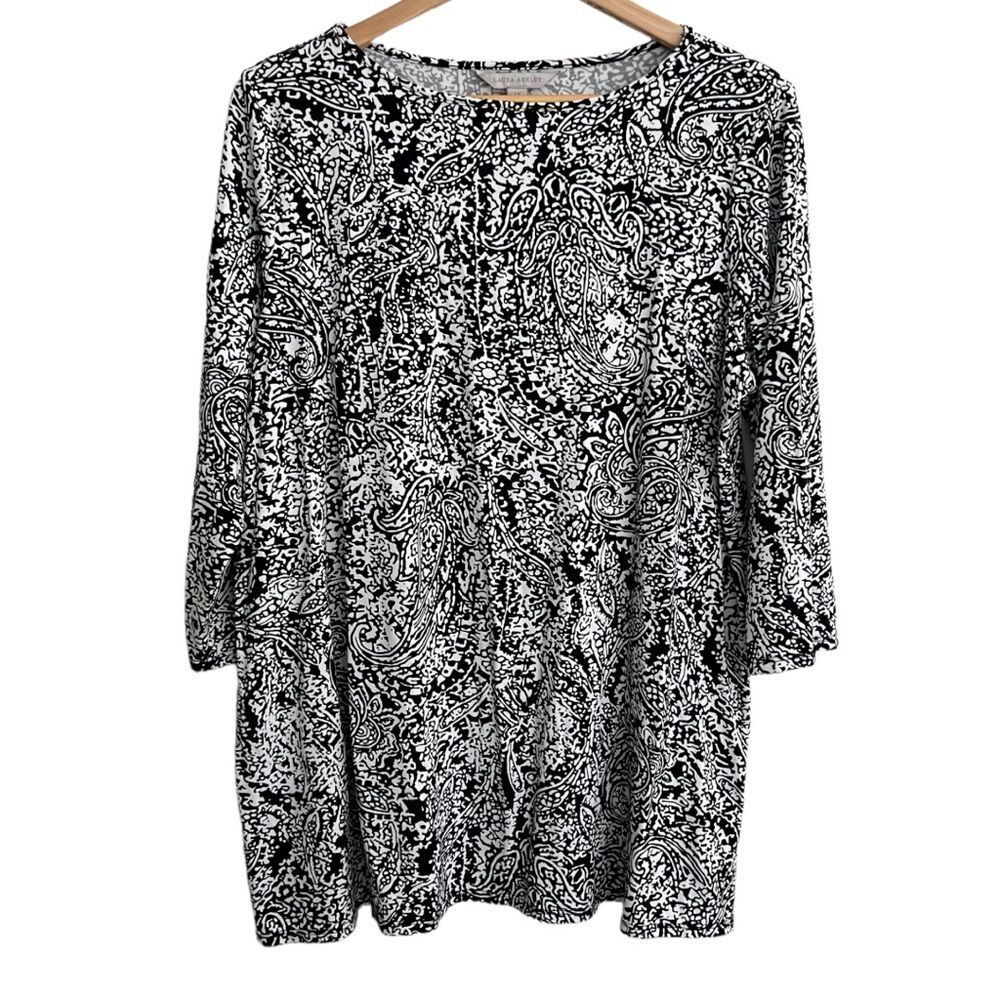 Laura Ashley 1X B&W paisley tunic top. Buttery soft!